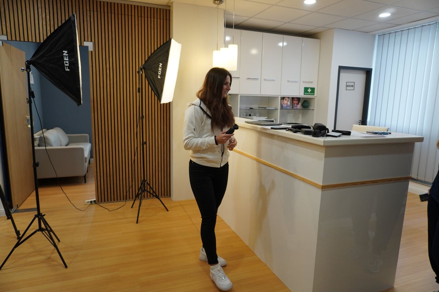 Rebecca beim Content-Shooting mit Kamera und Studiolicht